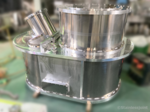 N0088 2025324 東京大学へサイモンズ天文台向け宇宙背景放射観測装置用真空チャンバーを納入しました 2